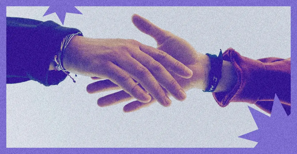 Mãos se encontrando em gesto de apoio e conexão, representando engajamento de voluntários baseado em relacionamento e colaboração