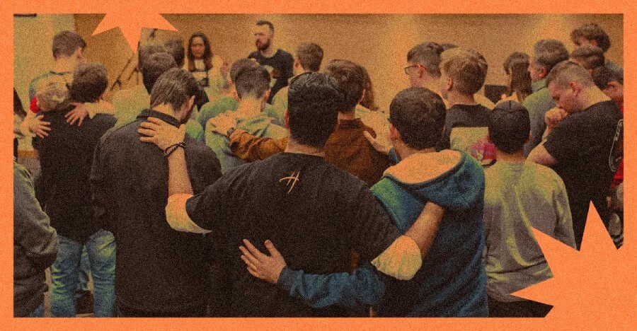 Grupo de voluntários reunidos em momento de alinhamento, representando erros na gestão de voluntários relacionados à falta de organização e direcionamento da equipe