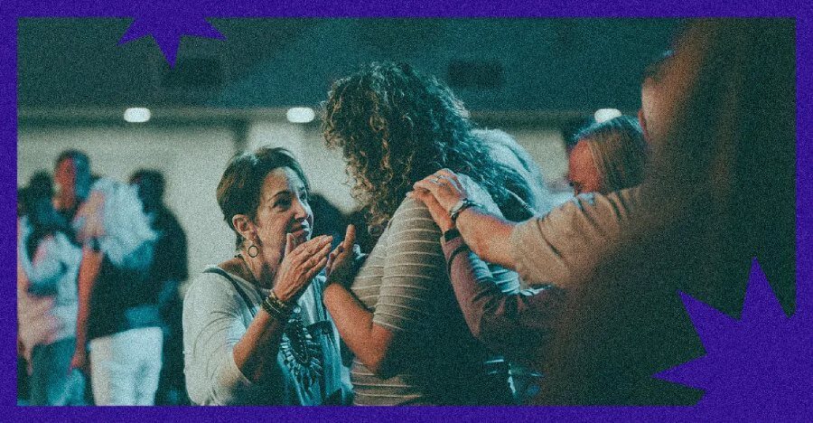 Grupo de pessoas orando e apoiando umas às outras, simbolizando liderança intencional na igreja baseada em cuidado, relacionamento e desenvolvimento espiritual.