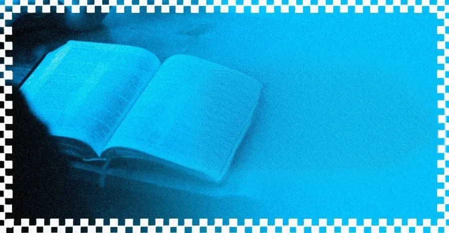 B&iacute;blia aberta com mensagem sobre ensino de volunt&aacute;rios, simbolizando servir com excel&ecirc;ncia baseado em princ&iacute;pios b&iacute;blicos e orienta&ccedil;&atilde;o espiritual.