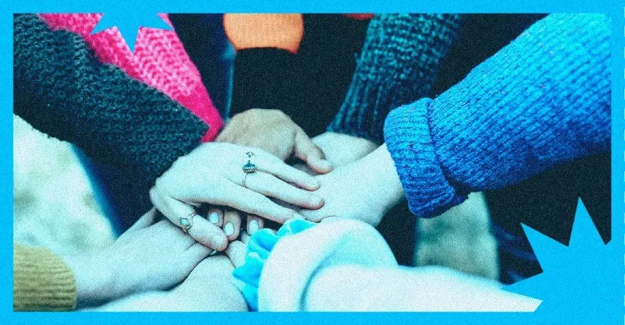 Mãos unidas em gesto de equipe e colaboração, representando servir com excelência por meio de união, compromisso e trabalho em conjunto.