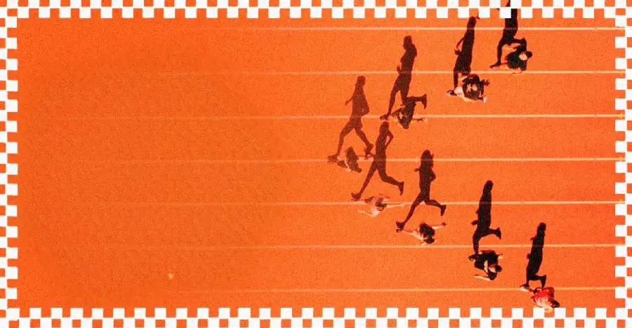 Pessoas correndo em diferentes ritmos em pista vista de cima, simbolizando lideran&ccedil;a com prop&oacute;sito ao guiar equipes diversas rumo a um objetivo comum.