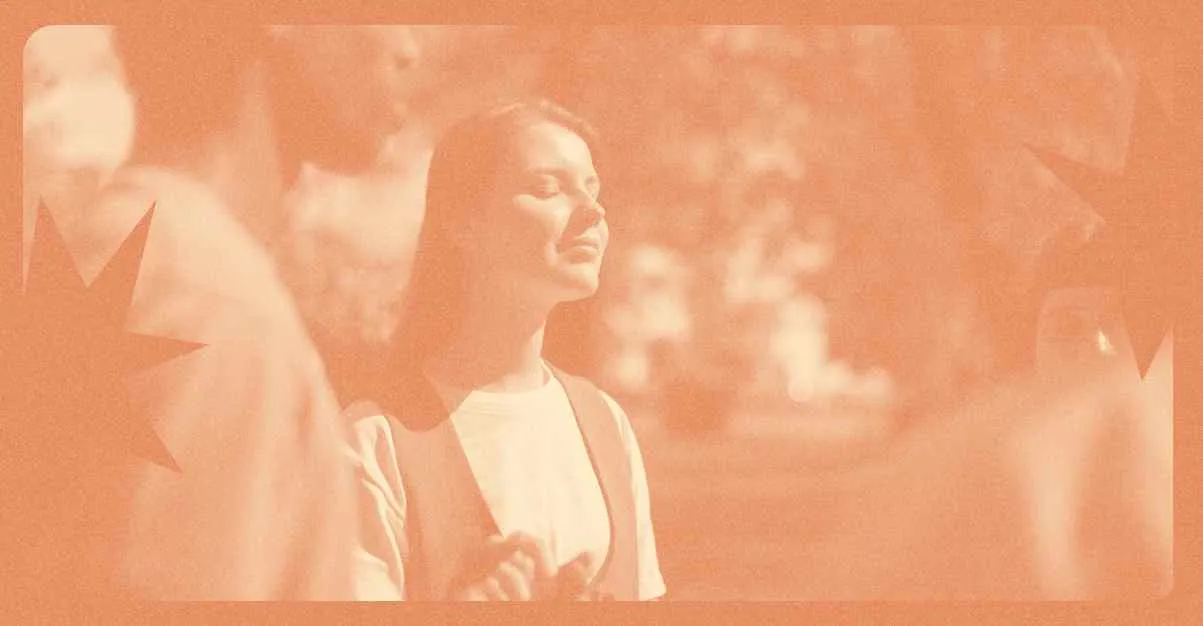 Pessoa com expressão de paz em momento de oração ao ar livre, simbolizando celebração e reflexão da Páscoa na igreja.