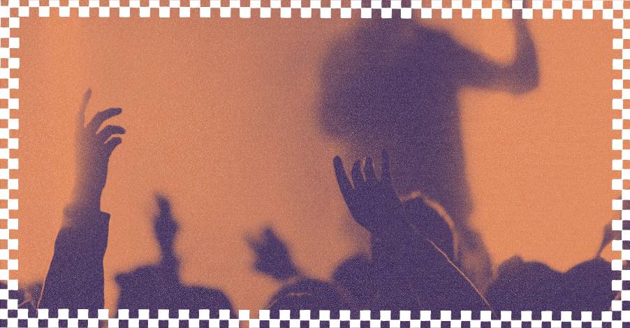 Multidão com mãos erguidas durante culto, ilustrando conexão e participação facilitadas por aplicativo para igrejas.