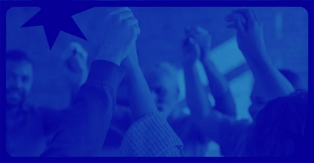 Pessoas com mãos levantadas em momento de celebração, representando engajamento da comunidade com aplicativo para igrejas.