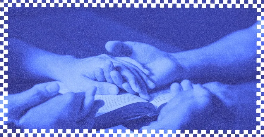 Mãos unidas sobre a Bíblia em momento de oração, representando acolhimento e cuidado com pessoas com autismo na igreja.