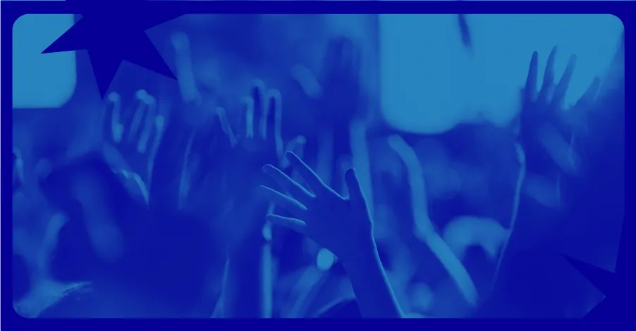 Pessoas com mãos levantadas em culto, simbolizando inclusão e participação de pessoas com autismo na igreja.