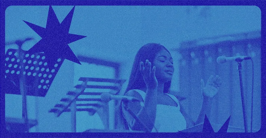 Cantora participando do ministério de mídia na igreja durante momento de louvor e adoração.