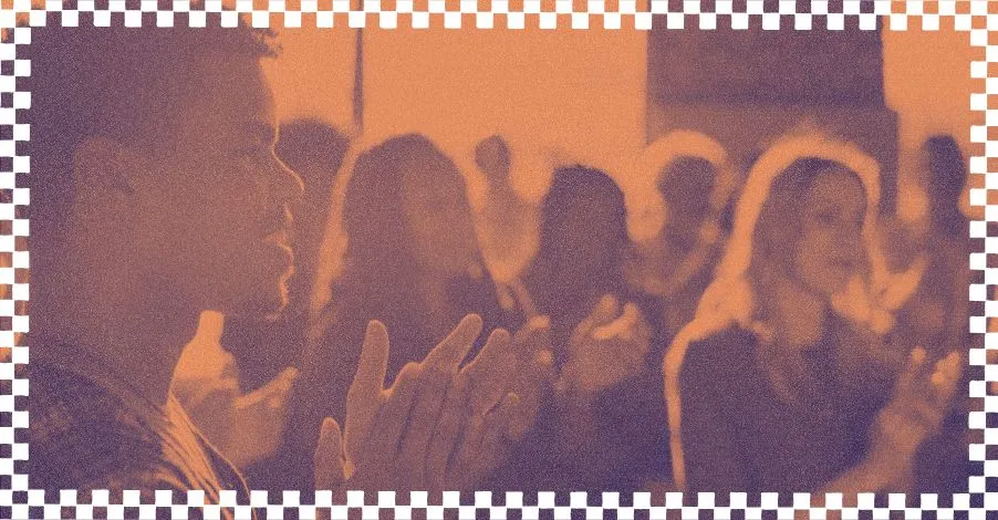 Pessoas participando de evento comunit&aacute;rio como volunt&aacute;rio na igreja em momento de celebra&ccedil;&atilde;o e integra&ccedil;&atilde;o.