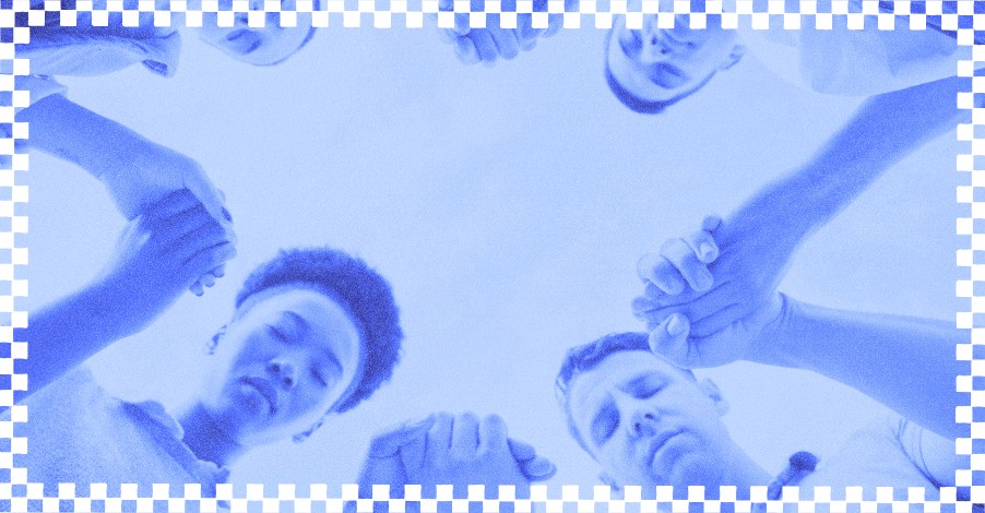 Vista de baixo para cima de um grupo de jovens de m&atilde;os dadas em c&iacute;rculo, com filtro azul, representando uni&atilde;o e comunidade no minist&eacute;rio de jovens
