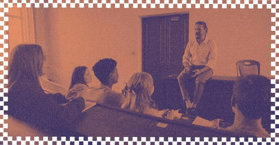 Líder conduzindo uma sessão de treinamento para voluntários na igreja com grupo atento reunido em sala