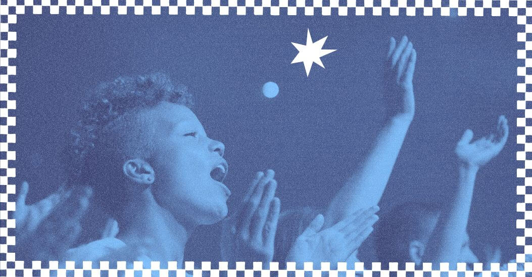Mulher com m&atilde;os erguidas em momento de adora&ccedil;&atilde;o, representando o cuidado do l&iacute;der de louvor com os volunt&aacute;rios.